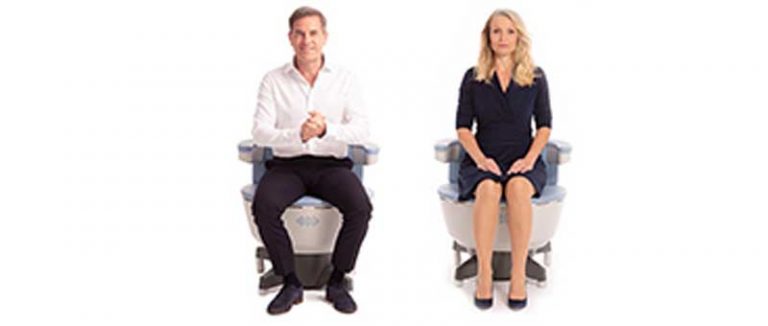 Männlicher Patient und Weibliche Patientin sitzten vollständig bekleidet auf dem EMSELLA®-Stuhl während der schmerzfreien Behandlung zur Beckenbodenstärkung.“